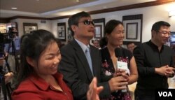 盲人维权律师陈光诚等人和李和平律师问好(美国之音萧雨拍摄)