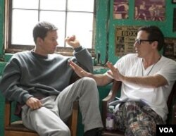 Mark Wahlberg (kiri) bersama sutradara David O. Russell.