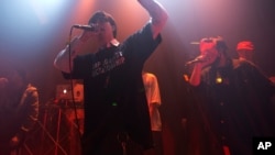 រូបឯកសារ៖ ក្រុមតារាចម្រៀងរ៉េប​ថៃ​ ដែល​ច្រៀង​ថ្កោលទោស​ការ​ពាក់ព័ន្ធរបស់​យោធា​នៅ​ក្នុង​រដ្ឋាភិបាល ច្រៀង​នៅទីក្រុង​បាងកក ប្រទេស​ថៃ ថ្ងៃទី២៣ ខែកុម្ភៈ ឆ្នាំ២០១៩។