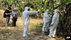 រូបឯកសារ៖ អ្នក​ជំនាញ​សុខាភិបាល​កម្ពុជា​បាញ់​ថ្នាំ​សម្លាប់​មេរោគ​នៅ​ភូមិ​មួយ​ក្នុង​ខេត្ត​ព្រៃវែង​ភាគ​ខាង​កើត​ប្រទេស​កម្ពុជា កាល​ពី​ថ្ងៃ​ទី២៤ ខែ​កុម្ភៈ ឆ្នាំ​២០២៣។ (AP/ក្រសួង​សុខាភិបាល​កម្ពុជា)