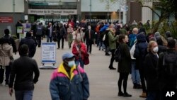 Redovi za vakcinaciju u Londonu (Foto: AP/Matt Dunham)