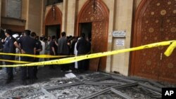 កងកម្លាំង​សន្តិសុខ​ និង​ក្រុម​មន្រ្តី​ជួប​ជុំ​គ្នា​នៅ​វិហារ Shiite នៅ​ក្រោយ​ការ​បំផ្ទុះ​គ្រាប់​បែក​ដែល​បណ្តាល​ឲ្យ​មាន​មនុស្ស​ស្លាប់​ដែល​អះអាង​ថា​ ត្រូវ​បាន​ធ្វើ​ឡើង​ដោយ​ក្រុម​រដ្ឋ​ឥស្លាម​ កាលពី​ថ្ងៃទី​២៦ ខែមិថុនា ឆ្នាំ២០១៥ នៅ​ក្នុង​ទីក្រុង Kuwait។