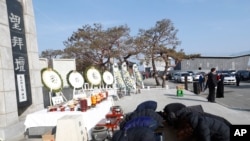 탈북자들이 지난해 1월 설에 앞서 경기도 파주 임진각을 방문해 차례를 지내고 있다. 