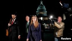 白宫通讯联络办公室主任霍普·希克斯接受众议院情报委员会质询后离开国会山 (2017年2月27日路透社)