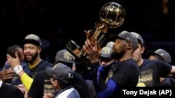 Kevin Durent sa trofejem Leri O'Brajen proslavlja drugu uzastopnu titulu šampiona NBA lige (Foto: AP/Tony Dejak) 