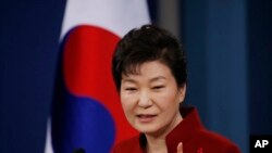 Presiden Korea Selatan Park Geun-hye menjawab pertanyaan wartawan di Gedung Biru, Seoul, Korea Selatan (13/1).