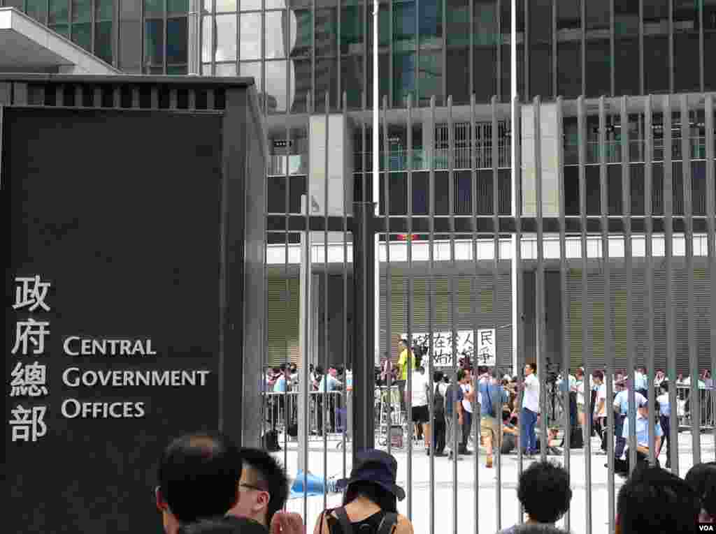 数千香港市民云集政府总部声援被困公民广场学生（美国之音图片／海彦拍摄）