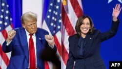 ​ອະ​ດີດ​ປະ​ທາ​ນາ​ທິ​ບໍ​ດີ ດໍ​ໂນ​ລ ທ​ຣຳ, ຊ້າຍ, ເຕັ້ນ​ໃນ​ລະ​ຫວ່າງ​ການ​ໂຄ​ສະ​ນາ​ຫ​າ​ສຽງ ແລະ ຮອງ​ປະ​ທາ​ນາ​ທິ​ບໍ​ດີ ທ່ານ​ນາງ ຄາ​ມາ​ລາ ແຮ​ຣິ​ສ, ຂວາ, ຈະ​ປະ​ເຊີ​ນ​ນ້າ​ກັນ​ເປັນ​ຄັ້ງ​ທຳ​ອິດໃນ​ວັນ​ອັງ​ຄານມື້ນີ້.