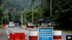 ប៉ារ៉ាស​​​ត្រូវ​​បាន​​ដាក់​​​​នៅ​​ចំ​​ចំណុច​​ចូល​ទៅ​កាន់​​ព្រំដែន​​រវាង​​ប្រទេស​​ម៉ាឡេស៊ី​​ និង​​ថៃ​ក្នុង​​ខេត្ត​ Wang Kelian ​​ប្រទេសម៉ាឡេស៊ី ​​នា​ថ្ងៃ​អាទិត្យ​​ទី​២៤ ​ខែ​ឧសភា ​ឆ្នាំ​២០១៥ ។ ផ្នូរ​សព​​ធំ​នានា​​ត្រូវ​​បាន​​រក​​ឃើញ​​នៅ​​ម៉ាឡេស៊ី​ ដែល​​ទំនង​​ជា​ផ្នូរ​​សព​​ជន​​ភៀស​​ខ្លួន។ 