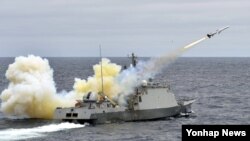20일 오전 한국 동해상에서 실시된 한국 해군 전투탄 실사격 훈련에서 유도탄고속함인 박동진함(PKG)에서 함대함유도탄 해성을 가상의 적 수상함을 향해 발사하고 있다.