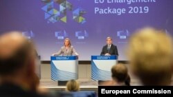 Visoka predstavnica EU Federika Mogerini i evropski komesar za pregovore o proširenju Johanes Han na konferenciji za novinare u Briselu