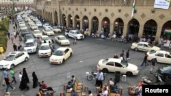 Warga Kurdi berbincang di warung kopi di jalanan Irbil, Kurdistan Rabu (20/) beberapa hari menjelang rencana referendum kemerdekaan Kurdi-Irak hari Senin 25 September. Pemerintah otonomi Kurdistan bertekad tetap melaksanakan referendum, meskipun sudah ditangguhkan oleh Mahkamah Agung Irak.