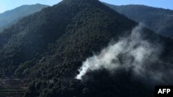 Asap membubung dari perbukitan di provinsi Kunar, timur Afghanistan, 17 Januari 2015.