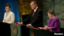 차기 유엔사무총장 경선에 출사표를 던진 헬렌 클라크(오른쪽) 전 뉴질랜드 총리가 최근 미국 뉴욕 유엔본부에서 진행된 후보자 토론에서 발언하고 있다. 