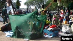 Une famille déplacée par la guerre vit sous une moustiquaire dans le village de Bor, dans le Soudan du Sud, 30 décembre 2013.