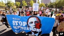 Domin nuna rashin amincewarus da manufofin shugaba Obama kan shige d a fice wasu mutane suka yi maci zuwa ofishin hukumar shige da fice, a baya can.