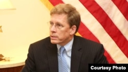 លោក​ Patrick Murphy ​ឧបការីរង​ចម្បង​​រដ្ឋមន្ត្រី​​ក្រសួង​ការបរទេស​សហរដ្ឋ​អាមេរិក​ទទួល​​បន្ទុក​កិច្ចការ​អាស៊ីបូព៌ា​និង​ប៉ាស៊ីហ្វិក។ (រូបថតដោយ U.S. Embassy of Phnom Penh)