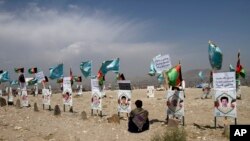 រូបថតជនរងគ្រោះ ដែលជាយុវជនហើយដែលបានស្លាប់ដោយសារតែជម្លោះ ត្រូវបានដាក់តាំងនៅក្បែរផ្នូររបស់ពួកគេនៅជាយក្រុង Kabul ប្រទេសអាហ្វហ្គានីស្ថាន ថ្ងៃច័ន្ទ ទី១៤ ខែកញ្ញា ឆ្នាំ២០២០ ខណៈក្រុមគ្រួសារនិងសាច់ញាតិទាមទារឲ្យមានការចរចាសន្តិភាពដែលកំពុងប្រារព្ធធ្វើឡើងនៅរដ្ឋធានីដូហានៃប្រទេសកាតា។