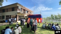 Pengungsi Rohingya dari berbagai kamp menunggu pertemuan dengan delegasi dari Myanmar untuk membahas kemungkinan repatriasi di Teknaf, 31 Oktober 2023. (Tanbir MIRAJ / AFP)