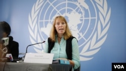 រូប​ឯកសារ៖ អ្នករាយការណ៍ពិសេសរបស់អង្គការសហប្រជាជាតិទទួលបន្ទុកសិទ្ធិនៅកម្ពុជា រ៉ូណា ស្មីត (Rhona Smith) ថ្លែងទៅកាន់អ្នកសារព័ត៌មាន ក្នុងសន្និសីទព័ត៌មានក្នុងថ្ងៃបញ្ចប់​ដំណើរទស្សនកិច្ចរយៈពេល១០ថ្ងៃនៅកម្ពុជា ធ្វើឡើងក្នុងការិយាល័យឧត្តមស្នងការសហប្រជាជាតិទទួលបន្ទុកសិទ្ធិមនុស្សនៅកម្ពុជាកាលពីថ្ងៃទី១៨ ខែសីហា ឆ្នាំ២០១៧។ (នៅ វណ្ណារិន/VOA) 