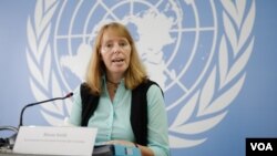 អ្នករាយការណ៍ពិសេសរបស់អង្គការសហប្រជាជាតិទទួលបន្ទុកសិទ្ធិនៅកម្ពុជា រ៉ូណា ស្មីត (Rhona Smith) ថ្លែងទៅកាន់អ្នកសារព័ត៌មាន ក្នុងសន្និសីទព័ត៌មានក្នុងថ្ងៃបញ្ចប់ ដំណើរទស្សនកិច្ចរយៈពេល១០ថ្ងៃនៅកម្ពុជា ធ្វើឡើងក្នុងការិយាល័យឧត្តមស្នងការសហប្រជាជាតិទទួលបន្ទុកសិទ្ធិមនុស្សនៅកម្ពុជាកាលពីថ្ងៃទី១៨ ខែសីហា ឆ្នាំ២០១៧។ (នៅ វណ្ណារិន/VOA)