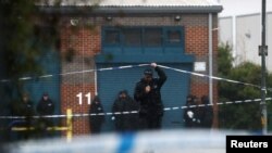 Seorang perwira polisi di tempat mayat ditemukan di sebuah truk di Grays, Essex, Inggris, 24 Oktober 2019 (Foto: Reuters/Simon Dawson)