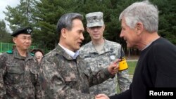 30일 비무장지대를 방문한 척 헤이글 미국 국방장관(오른쪽)이 김관진 한국 국방장관과 악수하고 있다.