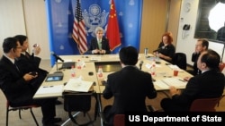 美国前国务卿克里在中国会见包括张贾龙在内的中国网络作家（美国国务院网站照片）