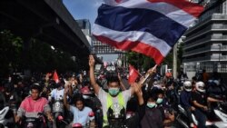 រូបឯកសារ៖ បាតុករ​គាំទ្រ​លទ្ធិប្រជាធិបតេយ្យ​ម្នាក់គ្រវី​ទង់ជាតិ​ថៃ​ឡើង​ក្នុង​អំឡុងពេល​ធ្វើ​បាតុកម្ម​ទាមទារ​ឲ្យ​លោក​នាយករដ្ឋមន្ត្រី Prayut Chan-O-Cha លាលែង​ពី​តំណែង ទីក្រុង​បាងកក ប្រទេស​ថៃ ថ្ងៃទី១១ ខែសីហា ឆ្នាំ២០២១។