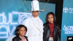 FILE - Erykah Badu poses with her daughters at 'The Soul Train Awards' at Orleans Arena in Las Vegas, Nevada. (Raoul Gatchalian/STAR MAX/IPx)