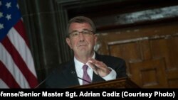 លោក​រដ្ឋ​មន្រ្តី​ការពារ​ប្រទេស​របស់​អាមេរិក Ash Carter ថ្លែង​នៅ​ក្នុង​សន្និសីទ​កាសែត​រួម​គ្នា​ជាមួយ​លោក​រដ្ឋ​មន្រ្តី​ការពារ​ប្រទេស​ឥណ្ឌា Manohar Parrikar នៅ​ក្នុង​ក្រុង​ New Dehli កាលពី​ថ្ងៃទី១២ ខែមេសា ឆ្នាំ២០១៦។