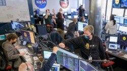 Des ingénieurs de l'Institut scientifique du télescope spatial (STScI) à Baltimore célèbrent le déploiement du miroir principal du télescope spatial James Webb de la NASA, le 8 janvier 2022.