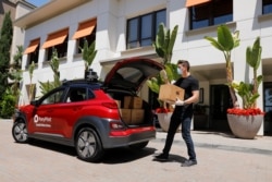 Toyota-backed self driving company Pony.ai demonstrates an autonomous electric vehicle delivery from local e-commerce platform Yamibuy, during the outbreak of the coronavirus disease (COVID-19) in Irvine, California, U.S., April 28, 2020. (REUTERS/Mike Blake)