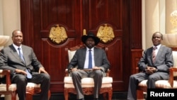 Le président sud-soudanais Salva Kiir (au centre), avec le vice-président et le second vice-président, Juba, Soudan du sud, le 26 juillet 2016.