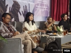 Dari kanan ke kiri: Direktur Nusantara Institute Sumantho Al Qurtuby, pengamat militer Susaningtyas Nefo Handayani Kertopati dan Direktur Pencegahan BNPT Hamli saat berdiskusi di Jakarta, Kamis (20/6/2019). (VOA/Sasmito)