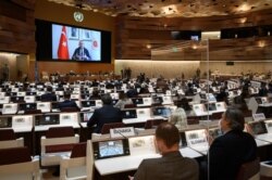 Para anggota delegasi menyimak pidato Menlu Turki Mevlut Cavusoglu pada layar raksasa selama berlangsungnya konferensi bantuan untuk Afghanistan, di Jenewa, 13 September 2021. (Foto: Fabrice COFFRINI / AFP)