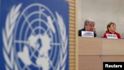 La Haut-Commissaire des Nations Unies aux droits de l'homme Michelle Bachelet et le Secrétaire général des Nations Unies Antonio Guterres assistent à une session du Conseil des droits de l'homme aux Nations Unies à Genève, Suisse, le 24 février 2020. REUTERS/Denis Balibouse