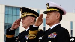 지난해 3월 한국을 방문한 마틴 뎀프시 미국 합참의장(왼쪽)이 서울 용산구 합동참모본부에서 열린 환영식에서 최윤희 한국 합참의장과 함께 의장대를 사열하고 있다. (자료사진)