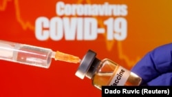 រូបឯកសារ៖ ដបថ្នាំដែលសរសេរថា «វ៉ាក់សាំងកូវីដ១៩»។ 