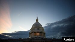 US Capitol di Washington, AS, 18 November 2021. Senat Amerika, Selasa (7/12), menolak resolusi yang akan melarang penjualan rudal jarak menengah udara-ke-udara, peluncur rudal, dan senjata canggih lainnya ke Arab Saudi. (Foto: REUTERS/Tom Brenner)