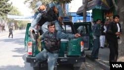 Petugas keamanan Afghanistan mengamankan lokasi serangan di Kabul, Selasa (13/9).