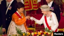 영국을 국빈 방문 중인 박근혜 한국 대통령(왼쪽)이 한복을 입고 엘리자베스 여왕이 주최한 국빈 만찬에 참석했다.