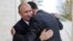 Arhiv: Ruski predsjednik Vladimir Putin grli se sa sirijskim predsjednikom Basharom al-Assadom tokom susreta u Sočiju, 21. novembar 2017. godina (Foto: Mikhail Klimentyev, Kremlin Pool Photo via AP)
