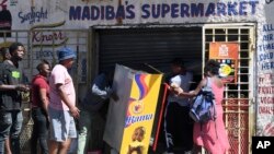 ጆሃንስበርግ አቅራቢያ ከተዘረፉ ሱቆች አንዱ - ነኀሴ 27/2011 ዓ.ም.