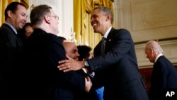 Presiden AS Barack Obama menyalami para pendukung RUU reformasi imigrasi setelah pidatonya di Gedung Putih (24/10). 