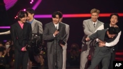 Boy band asal Korea Selatan BTS menerima penghargaan artis terbaik tahun ini pada ajang American Music Awards 2021 yang digelar di Microsoft Theater di Los Angeles, pada 21 November 2021. (Foto: AP/Chris Pizzello)