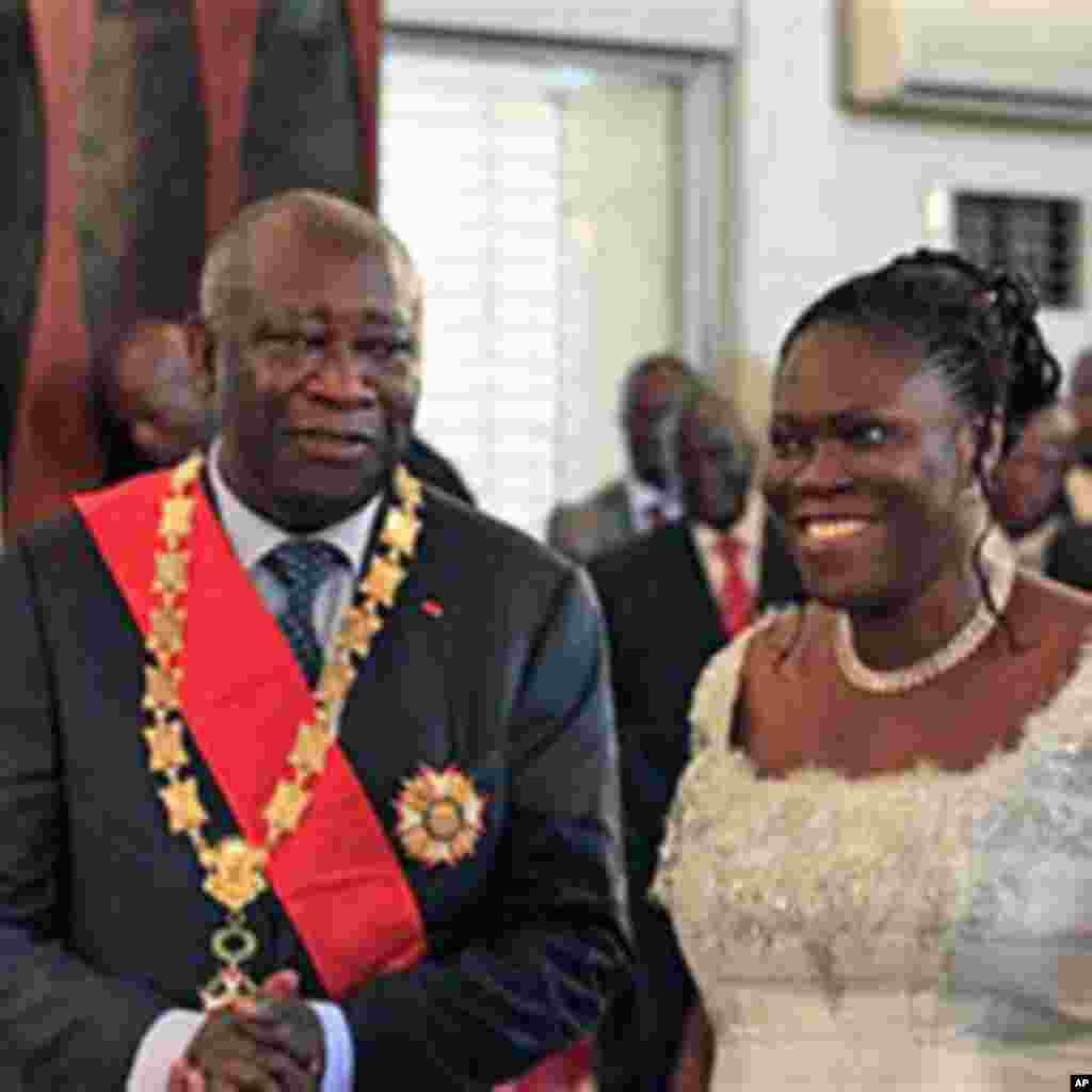 Le président sortant ivoirien Laurent Gbagbo et son épouse Simone lors de son investiture à Abidjan (Archives)