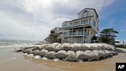 kantong-kantor pasir diletakkan mengelilingi rumah-rumah di kawasan pantai North Topsail, North Carolina, 12 September 2018, menjelang datangnya badai Florence.
