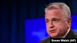 John Sullivan, 59 ans, est secrétaire d'Etat adjoint depuis mai 2017, et a assuré l'intérim à la tête de la diplomatie américaine pendant un mois au printemps 2018 après le limogeage de Rex Tillerson.