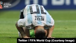 L’Argentin Lionel Messi, s’est replié sur le terrain après l’élimination de son pays par la France en 8e de finale du Mondial, 3-4, en Russie, 30 juin 2018. (Twitter/Fifa coupe du monde)